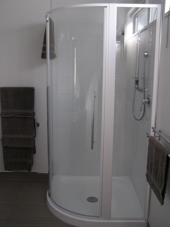 Bellano Motel Suites Christchurch Pokój zdjęcie A shower enclosure