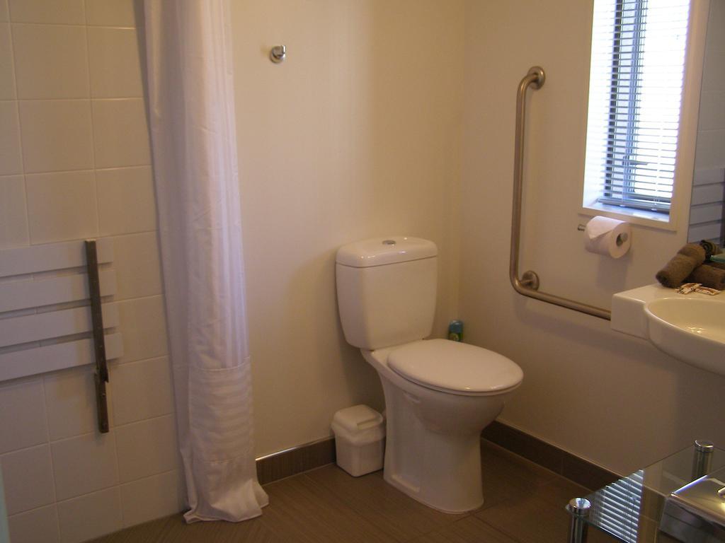 Bellano Motel Suites Christchurch Pokój zdjęcie A bathroom in a hotel