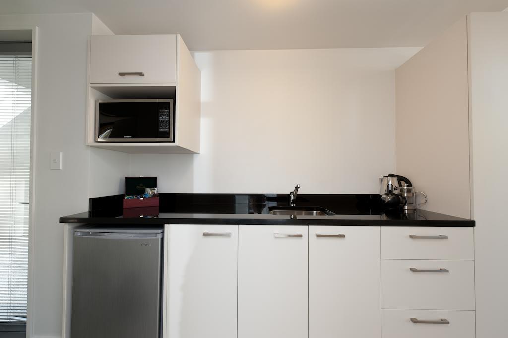 Bellano Motel Suites Christchurch Pokój zdjęcie A kitchenette in a hotel