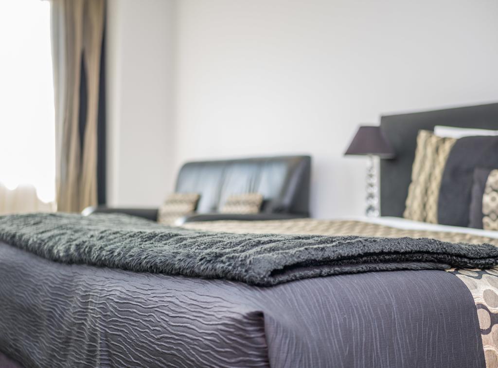Bellano Motel Suites Christchurch Zewnętrze zdjęcie A bed with a throw