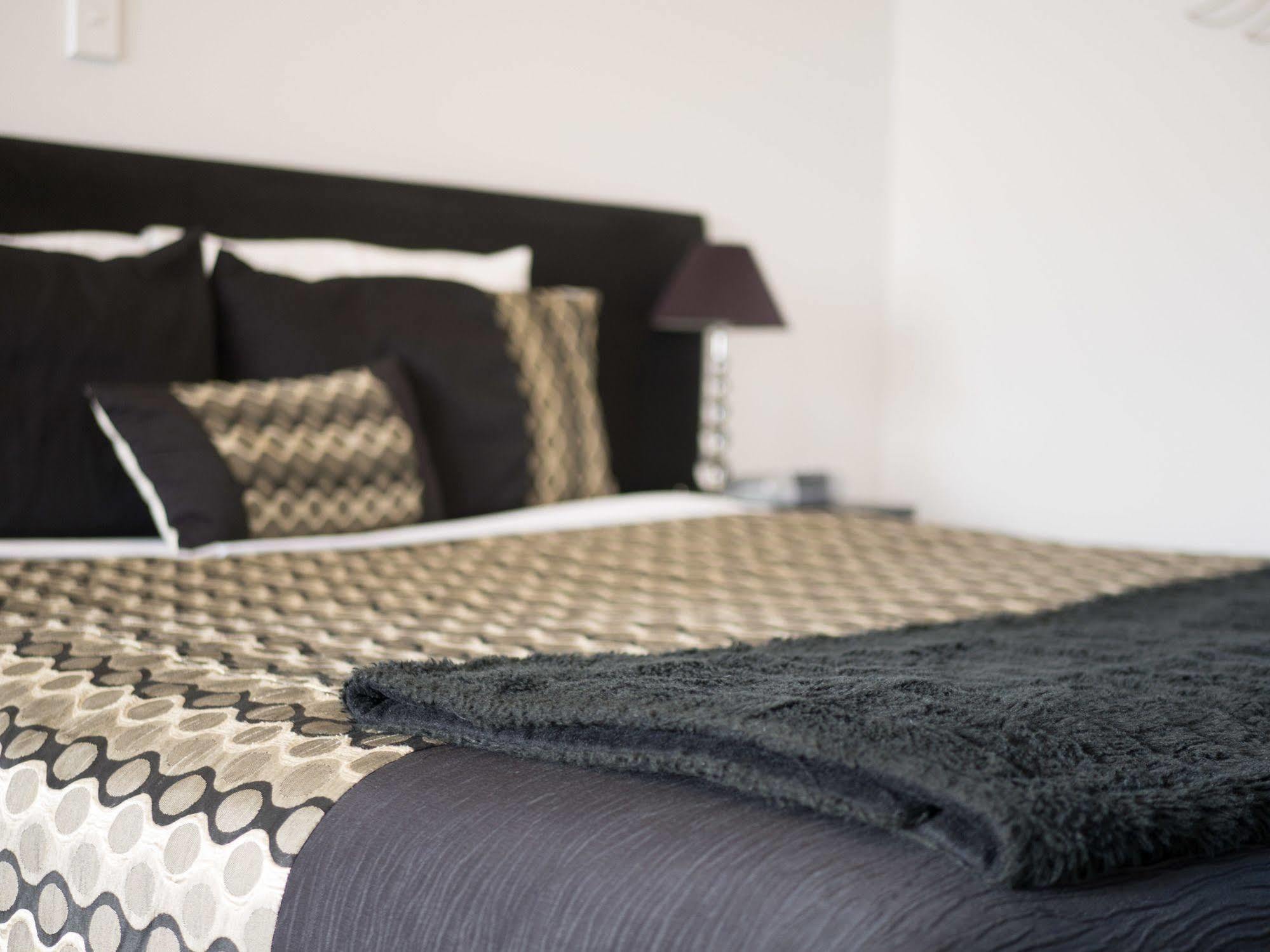 Bellano Motel Suites Christchurch Zewnętrze zdjęcie A bed with a throw