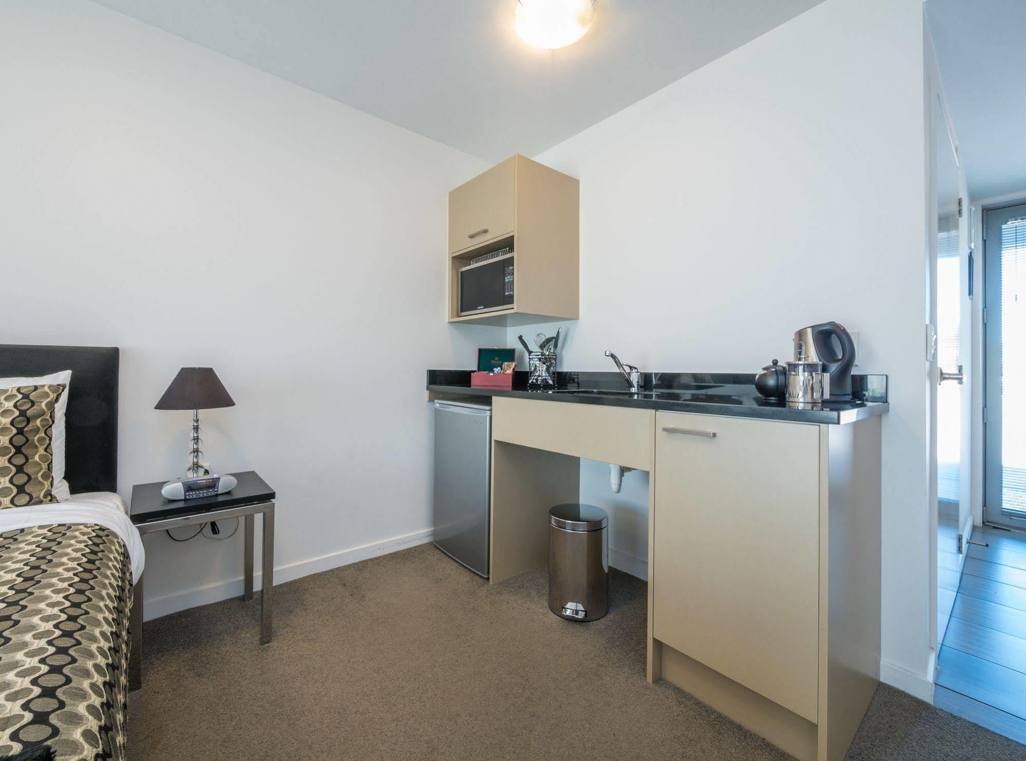 Bellano Motel Suites Christchurch Zewnętrze zdjęcie A kitchenette in a studio apartment