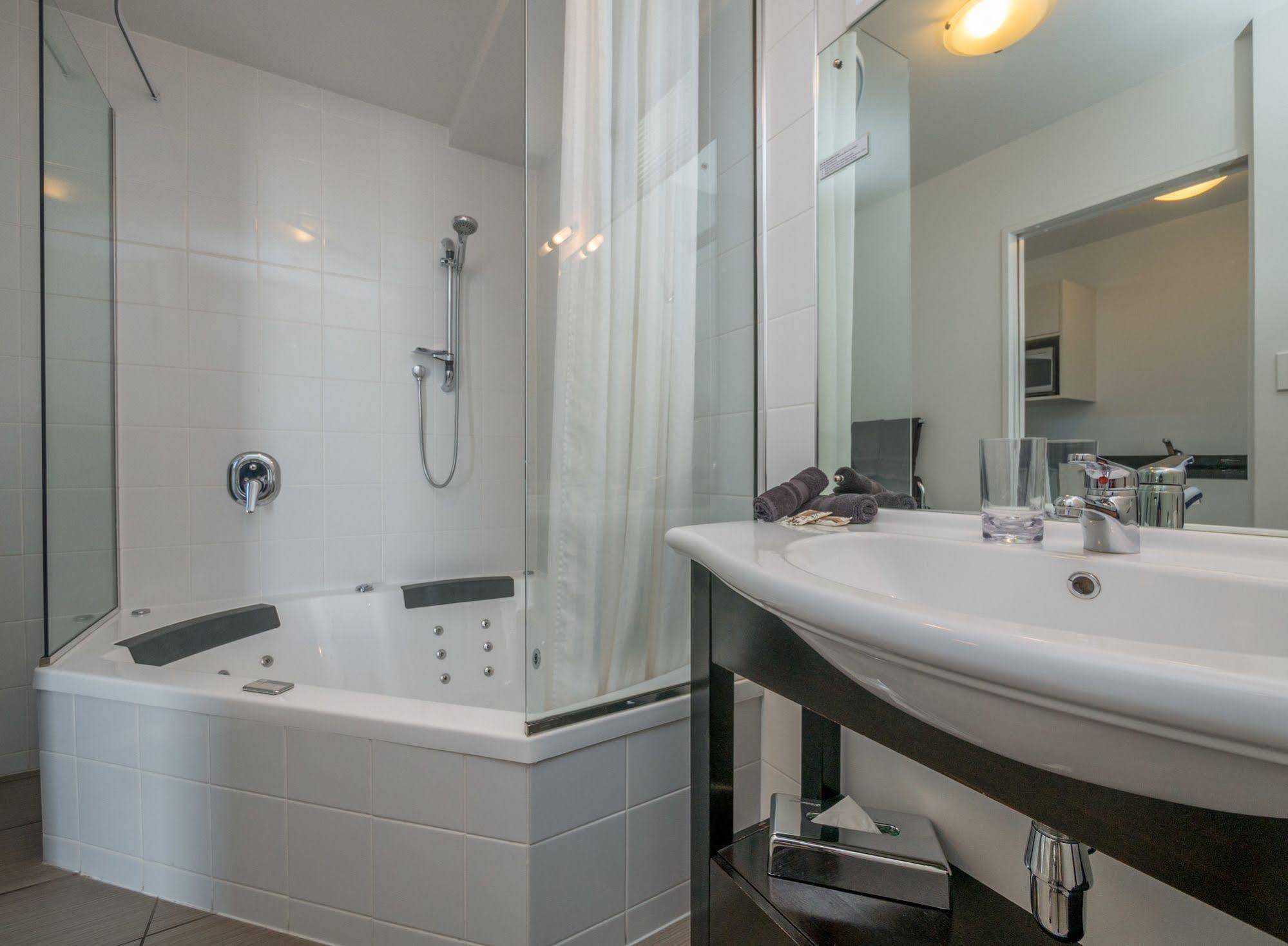 Bellano Motel Suites Christchurch Zewnętrze zdjęcie A shower bath