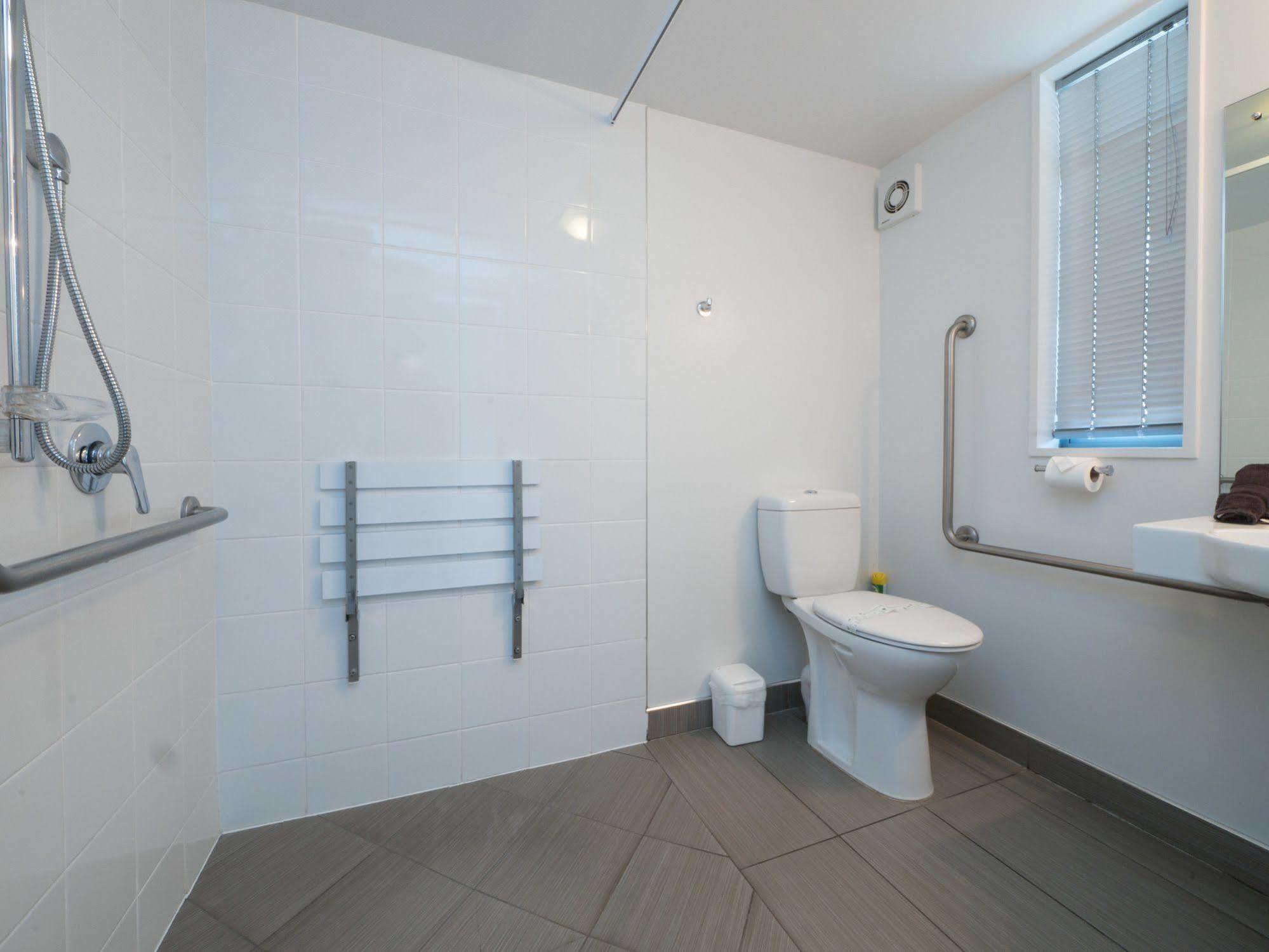 Bellano Motel Suites Christchurch Zewnętrze zdjęcie A wet room