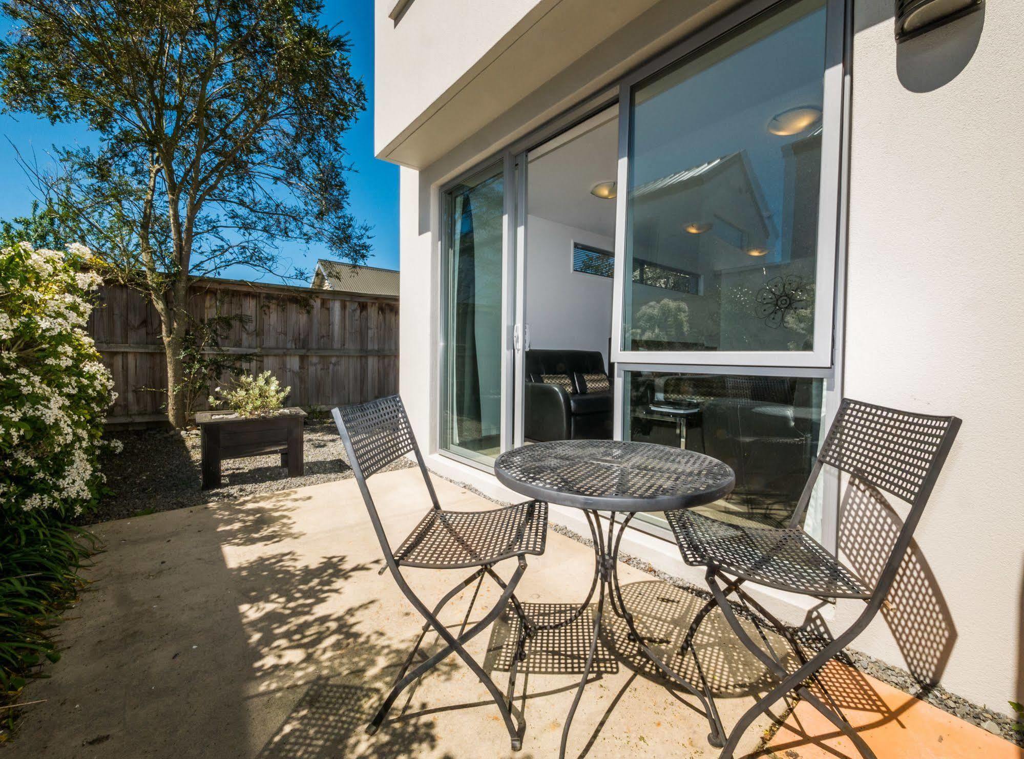 Bellano Motel Suites Christchurch Zewnętrze zdjęcie A patio in a house