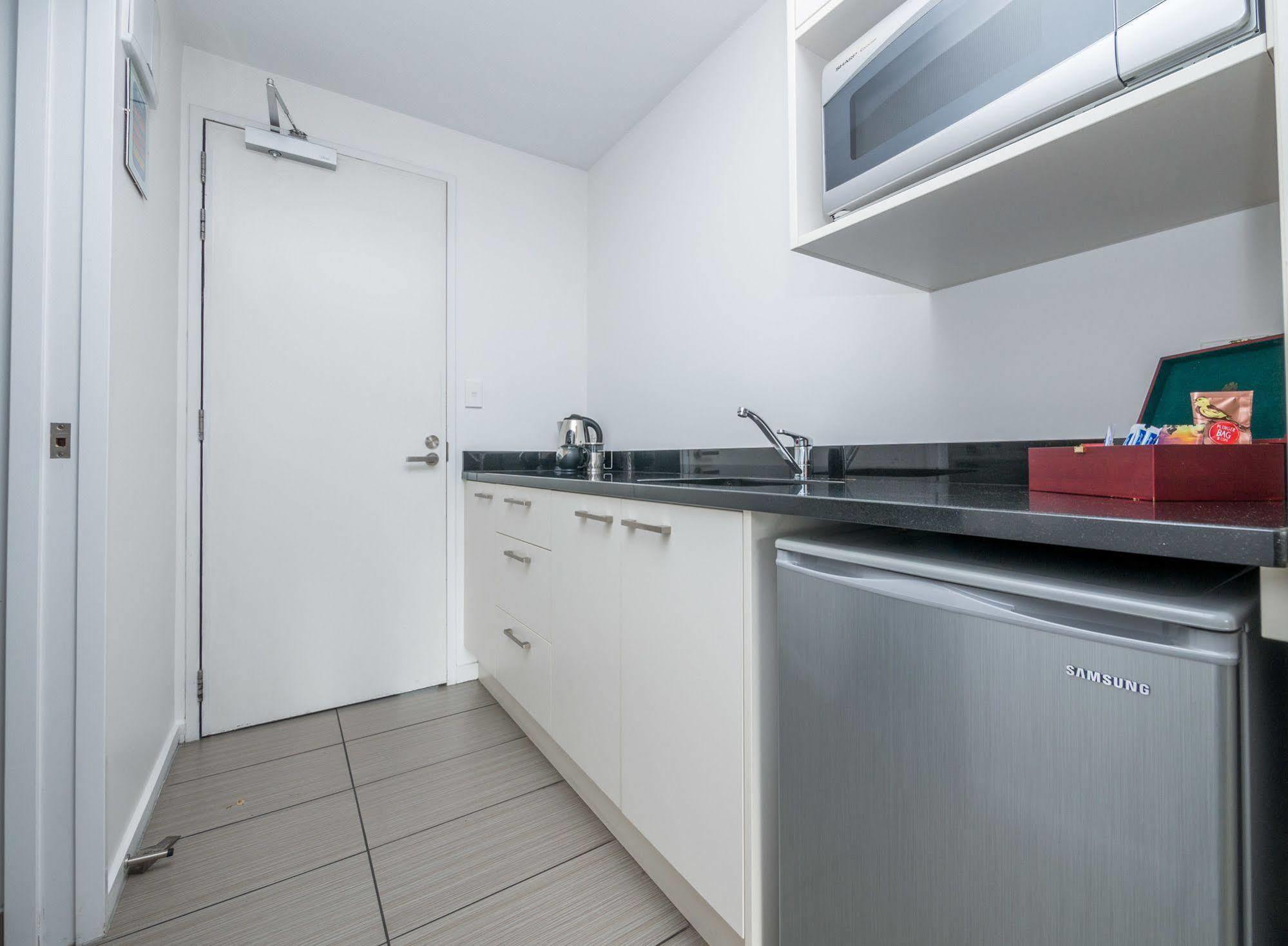 Bellano Motel Suites Christchurch Zewnętrze zdjęcie A kitchenette in a hotel room