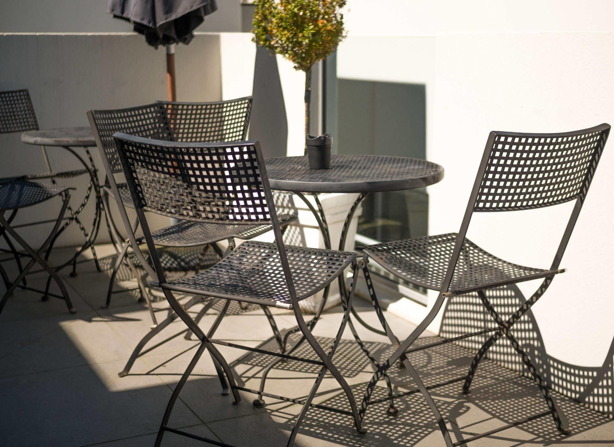 Bellano Motel Suites Christchurch Zewnętrze zdjęcie Bistro set